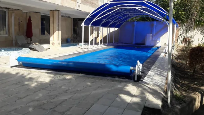 عکس روکش آبی با دستگاه جمع کننده متحرک pvc 15326
