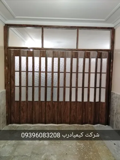 عکس درب آکاردئونی پی وی سی پنجره دار  21960
