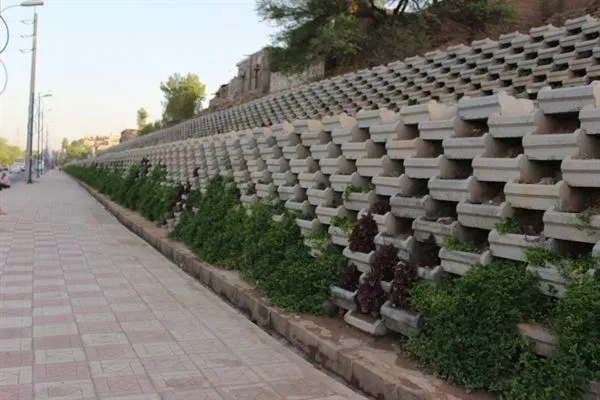 عکس فلاورباکس بتنی، گلفوژ، گلدان بتنی، بلوک گلدانی، فلاورباکس اتوبانی، گلدان شیب بندی 44405