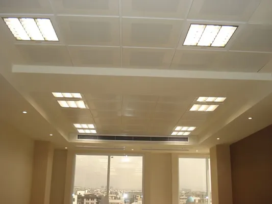 عکس تایل 60×60 آلومینیومی سپری نمایان پانچدار رنگ سفید رال 9016 5388