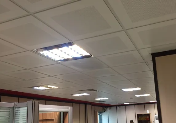 عکس تایل 60×60 آلومینیومی سپری نمایان پانچدار رنگ سفید رال 9016 5390